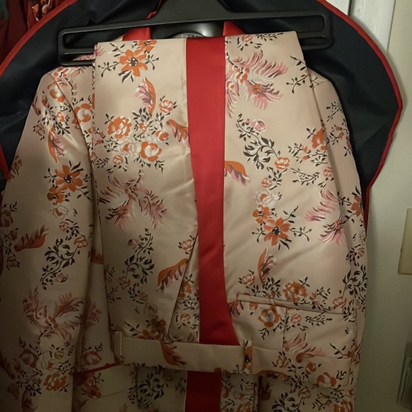 “Men’s” Pink floral suit (: jacket 32 regular , pants 32” W X 30” L - Picture 3 of 3